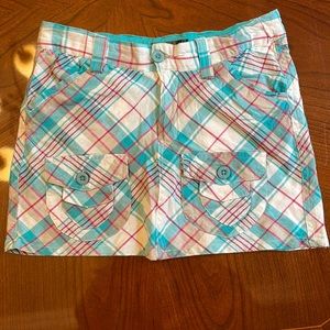 Plaid Pattern Skort with four external pockets and 2 regular pockets